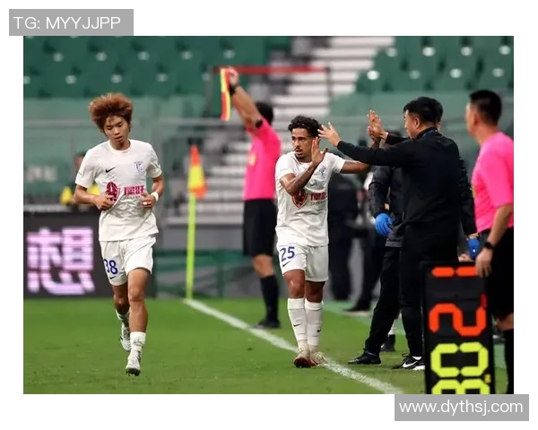 外国足球球星加盟大连队引发热议助力中超联赛发展潜力无限